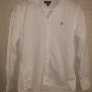 Vit Gant skjorta  - Den är i perfekt skick! Det finns inga skador eller något bläck eller permanent färg på den! Den är krit vit o ren!! Storlek: 158/164cm 