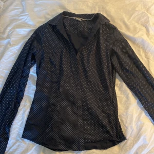 Figursydd skjorta - Köpt secondhand. Passar mig som är xs