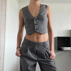 Kostym - Bianca Ingrosso’s gråa kostymsett. Endast använt två gånger. 🤍  Köp gärna hela settet.  Kostymväst - 400kr Kostymbyxor - 500kr  Båda - 700kr