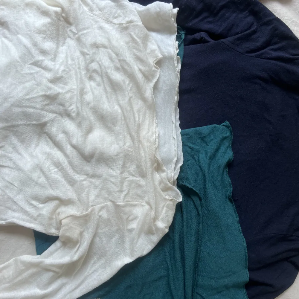 BLÅ GRÖN SÅLD!!! ENDAST  VIT KVAR. 3 intimissimi tröjor i fint skick.   260 för den ”vita”. Toppar.