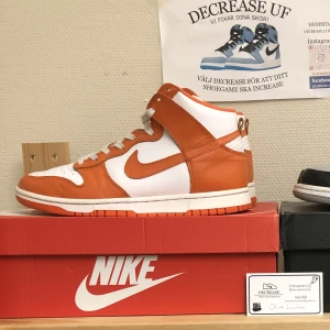 Dunk high syracus - Super fina dunks till våren. Storlek 42, bra skick förutom att en katt har attackerat dem (se bild 2 och 3). Orginal box och orangea snöre ingår! Har fått bud på 400 på Facebook så fortsätter budgivningen här. Köp direkt för 750