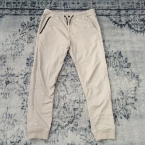 Race Marin byxor  - Race Marin.  Har används ett par gånger är väldigt bra skick och jätte bekväma. Har bra fickor som man kan se på bilderna, men även en bakficka med dragkedja. Nypris 750 kr.
