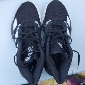 Adidas skor - Nyskick, använt två gånger. Svarta basket skor. 
