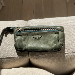 Zadig väska - Vi säljer vår gamla Zadig väska/plånbok då den inte kommer till användning💕Den är svin snygg och jättecool! Hör av er om eventuella frågor eller fler bilder.💖kan diskutera pris💕💕