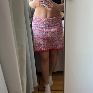 Röd kjol - Röd tygkjol från Zara, aldrig använd. Storlek M men passar även mig som brukar ha XS/S