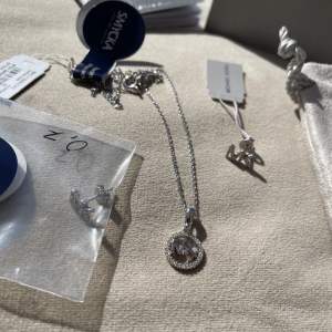 Helt nytt halsband från Michael Kors!🤩Halsbandet är köpt på smycka och lappen är obruten. Nypris mellan 1595-1895kr. Mitt pris: 990kr🤩Låda, påse och bok medföljer. Tveka inte med att skriva eller fråga om fler bilder🤍🤍