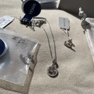 Helt nytt halsband från Michael Kors!🤩Halsbandet är köpt på smycka och lappen är obruten. Nypris mellan 1595-1895kr. Mitt pris: 990kr🤩Låda, påse och bok medföljer. Tveka inte med att skriva eller fråga om fler bilder🤍🤍