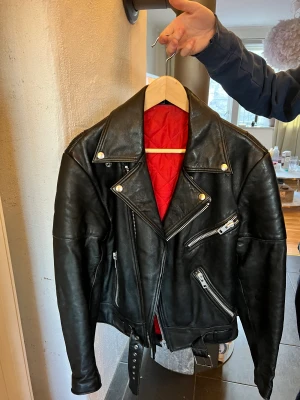 Vintage läderjacka mc - Vintage jacka i gott skick, mc stil riktigt sjysst sitter snyggt