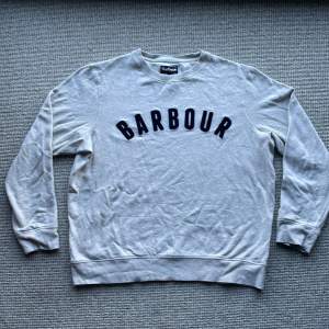 En grå sweatshirt från barbour. 9/10 knappt använd. Storlek XL. Funkar till det mesta. 
