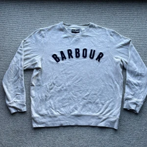 Barbour sweatshirt - En grå sweatshirt från barbour. 9/10 knappt använd. Storlek XL. Funkar till det mesta. 