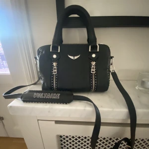 Zadig väska  - Säljer min super fina zadig väska då den inte kommer till användning längre! Nypris 4100 kr och säljer för 2400 kr! Priset kan dock diskuteras vid snabbt köp. Super fin till sommaren och passar till många kläder. Kontakta om du är intresserad att köpa 