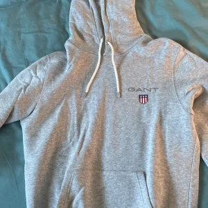 Grå Gant Hoodie - En grå Gant Hoodie i storlek M (Den passar bra på S också!). Knappt använd 