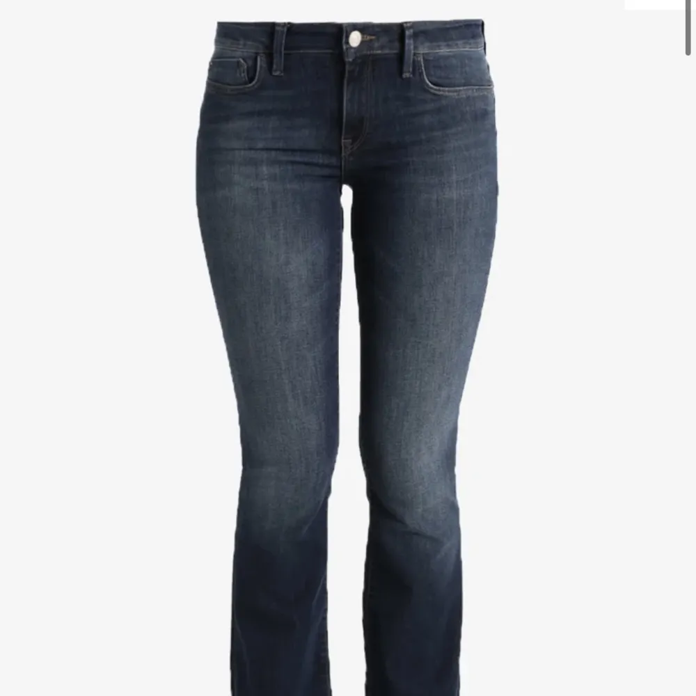 Lågmidjade mörkblå jeans från zalando storlek 29/34! Perfekt skick, säljer pga för stor storlek❤️köpare står för frakt (jag är 175). Jeans & Byxor.