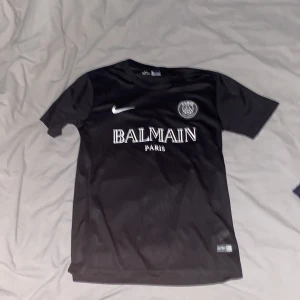 Tröja  - Säljer min balmain Paris tröja som inte är använd en gång i storlek S