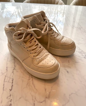 Sneakers  - Sneakers från Lejon. Storlek 38. Endast använda en gång 😊   Hämtas i Lund eller skickas om köparen står för frakten 😊