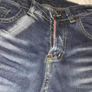 Äkta dsquared jeans,   Pris  (650) Storlek 44 Skriv vid funderingar
