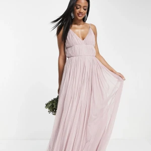 Balklänning - Oanvänd balklänning från Asos. Slut på hemsidan. Säljer då jag beatällde flera