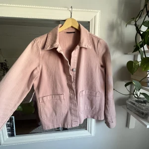 Jacka  - Jacka från Vero Moda i storlek S. Knappt använd, väldigt fint skick! 