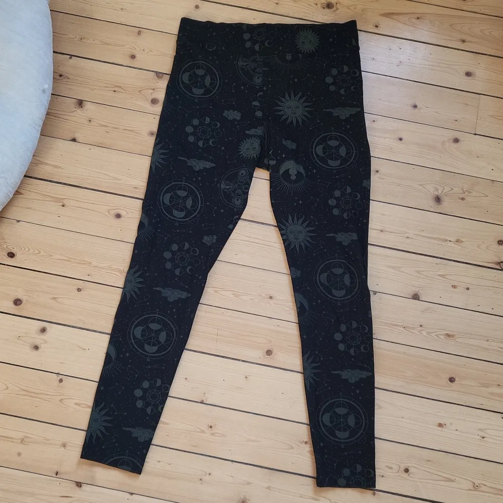 Monki celestial print leggins. Condition good. Material thick. Jeans & Byxor.