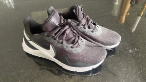 Nike Performance Legend Essentials - Träningsskor använda 2 ggr. Är tyvärr för små för mig. 