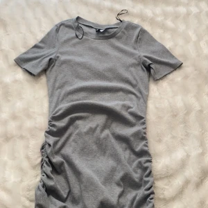 Klänning  - Jättefin grå justerbar klänning från H&m. Den är i storlek M, använd 2 gånger. 