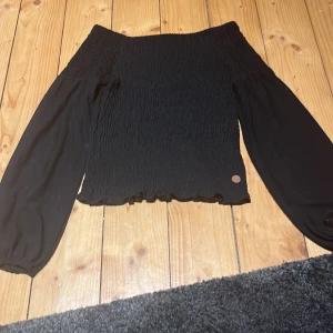 Tröja - En axeltröja typ med med tunnare material i armarna. Vet inte vad den är ifrån för det var så länge sen jag köpte den. Men den är använd ett fåtal gånger så är i nyskick🙂
