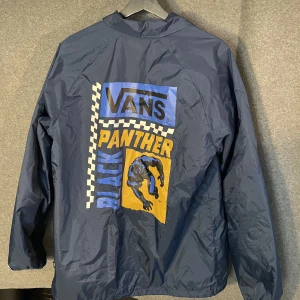 Vans X marvel - BLACK PANTHER JACKA - Säljer min supersnygga sällsynta jacka från ett samarbete mellan Vans X MARVEL. Den är supersnygg och har Black Panther på ryggen! Den är knappt använd och är perfekt nu till våren. Den är storlek M men passar L också! Inköpt för 900 KR