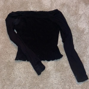 Svart offshoulder - Strechigt material!