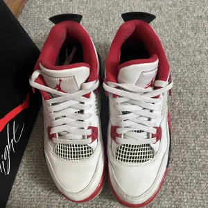 Jordan 4’s fire red - Mina gamla jordans som användes ett kort tag 2020. Köpte de på SNKRS appen på droppet november 2020. Kan mötas upp i Stockholm innerstad :)