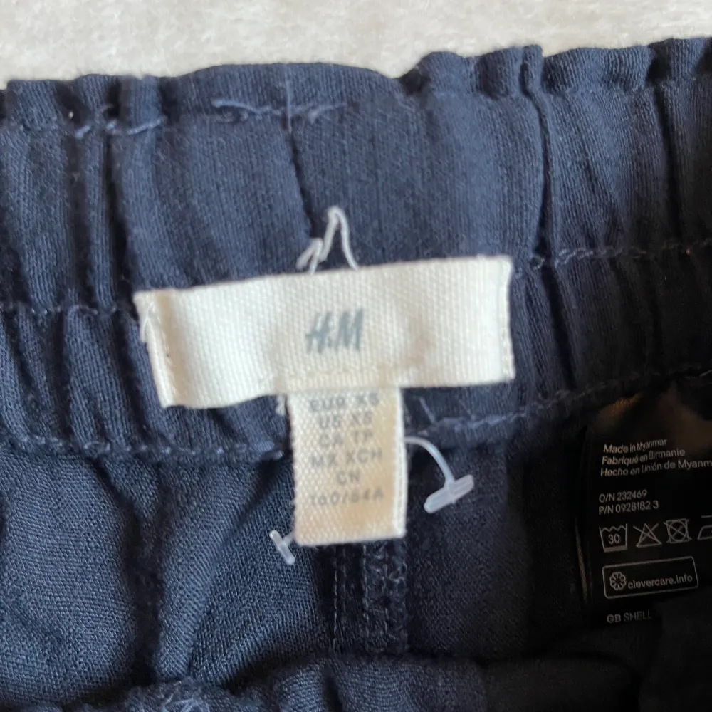 Super härlig linne byxor till sommaren! Är från H&M i storlek XS och är så fina på! Passar bra längd på mig som är 168cm! 💕 Frakt är 49kr 😍 . Jeans & Byxor.