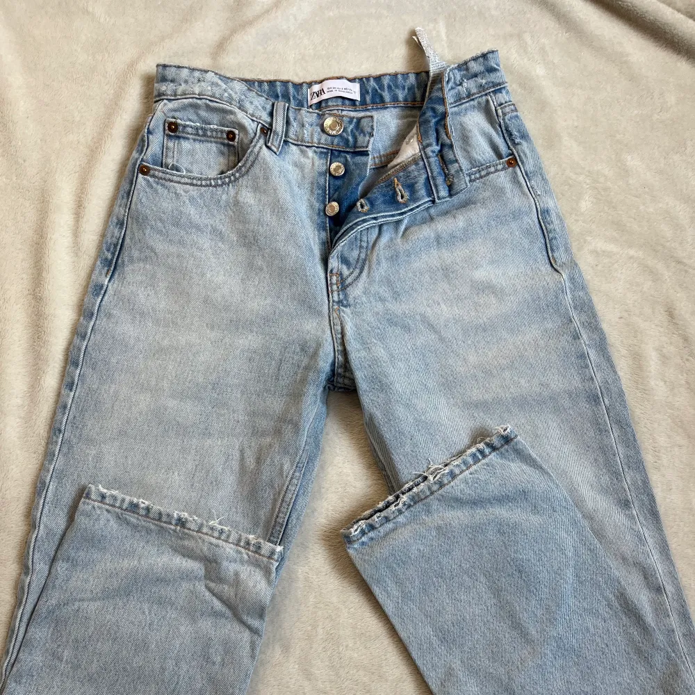 Super snygga och nästan helt oanvända jeans från zara i storlek 34! Säljer då jag redan har jeansen! 💕 frakt är 49kr! 🚚📦. Jeans & Byxor.