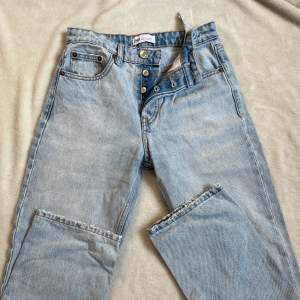 Super snygga och nästan helt oanvända jeans från zara i storlek 34! Säljer då jag redan har jeansen! 💕 frakt är 49kr! 🚚📦