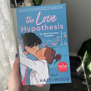 Bok - Säljer denna bok då jag inte använder den mer. Köparen betalar för frakten och katt finns i hem 🏠 