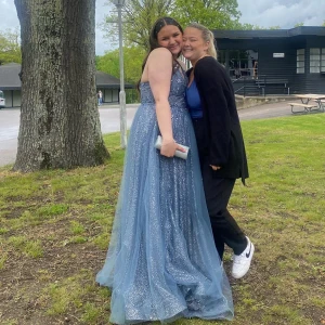 Balklänning  - Säljer nu min otroligt fina balklänning som jag köpte förra året på ett balklänning ställe i Kristianstad nypris 4799 vid snabb affär kan pris diskuteras till billigt! 
