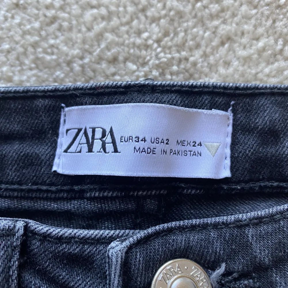 Super fina Zara jeans som tyvärr blivit för små för mig 😓. Inte använda så många gånger därför i nyskick. De har slits längst ner på vardera ben men de syns inte så bra på bilderna. Hör av dig vid fler frågor! 🥰. (Tryck inte på köp nu). Jeans & Byxor.