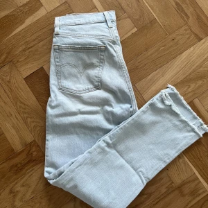 Levis 501 - Inte mycket använda! Mer stretch än vanliga 501:or, jättesköna. Slitningar på ena knät (se bild 3)  storlek 26 och 29 i längd (slutar vid ankeln på mig som är 170) 