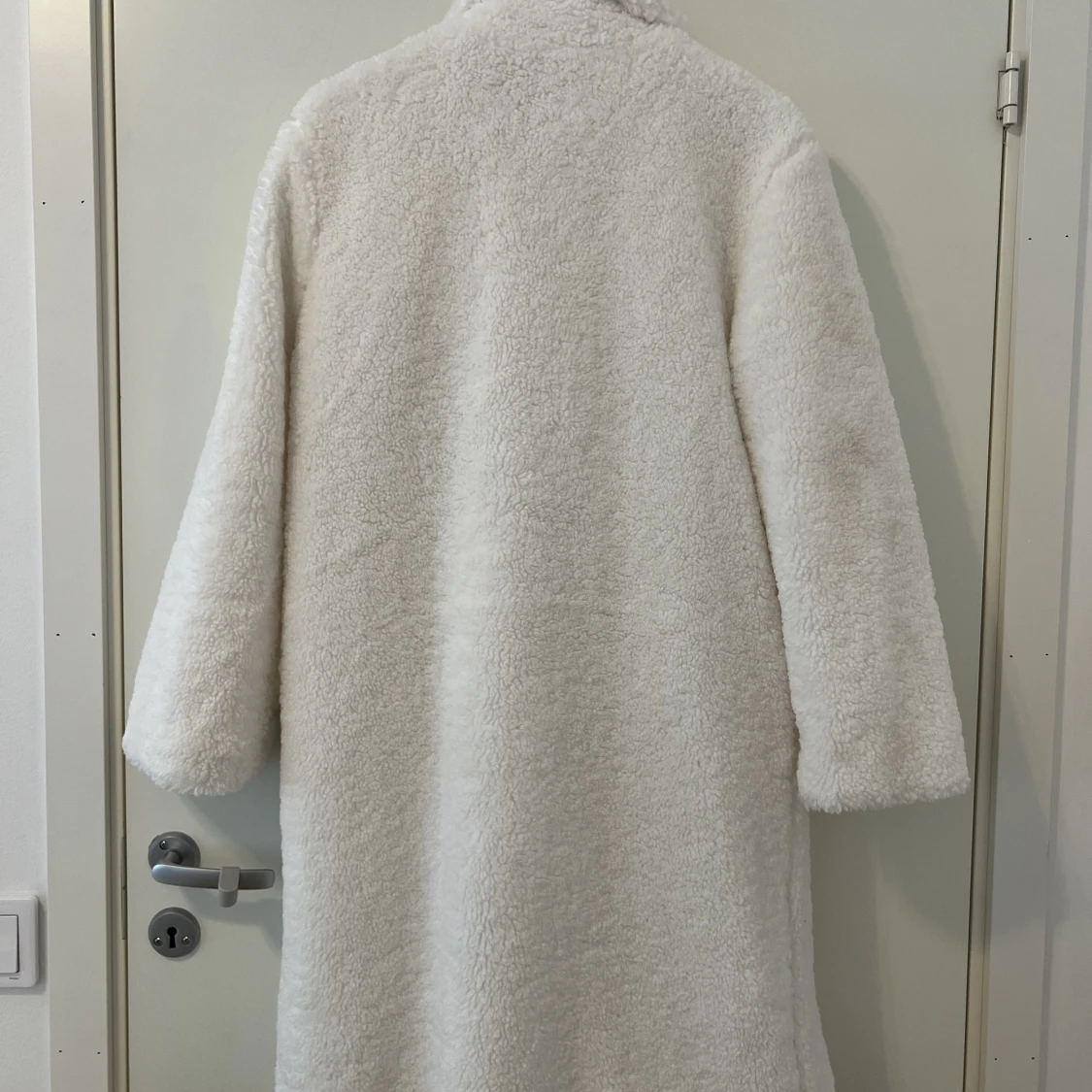 Vit lurvig kappa  - 90