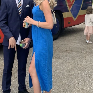 Långklänning  - En långklänning från Zara i en superhäftig blå färg. Endast använd 1 gång💙🫐