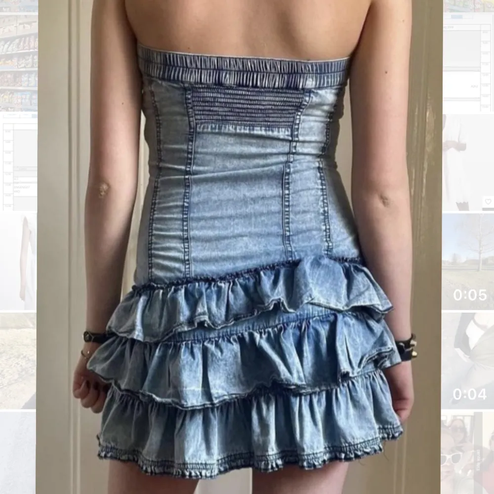 En så så fin klänning i denim! Fick hem den idag efter att ha köpt den från @tifersellout för 400 kr men den var tyvärr för liten för mig 💕 Storlek S skulle jag säga men passar nog även xs! . Klänningar.