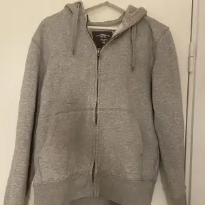 Basic grå hoodie i storlek M från H&M. Fint skick å inga fläckar. 