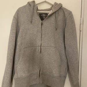 Grå hoddie  - Basic grå hoodie i storlek M från H&M. Fint skick å inga fläckar. 