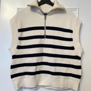 Stickad väst - Jättefin stickad väst med zip🖤