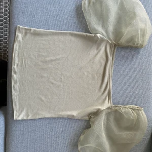 Fin ljusgrön topp - Söt topp med genomskinligt tyg vid axlarna. Stretchigt tyg runt kroppen. Bra skick <3