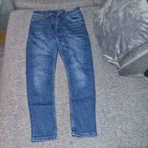 Jeans barn - Jeansbyxa i storlek 145-166 och dom är i bra skick. 