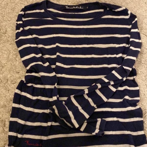 Bondelid randig tröja - En gammal bondelid stickad randig tröja som är hur skön som helst