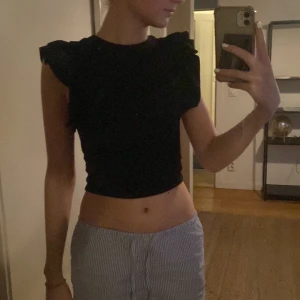 Zara topp - Säljer en volang topp från Zara. Använt 1-2 ggr