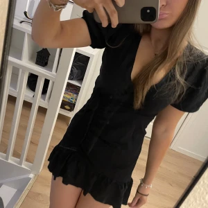 Omlottklänning - Säljer nu denna fina känning, perfekt nu till sommaren!❤️