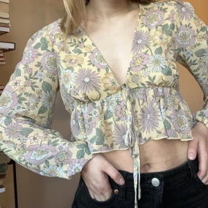 Blommig blus - Blommig blus från BikBok!💚 Knyte fram och v-ringning. Fina volanger nertill! Använd ett fåtal gånger, mycket fint skick.