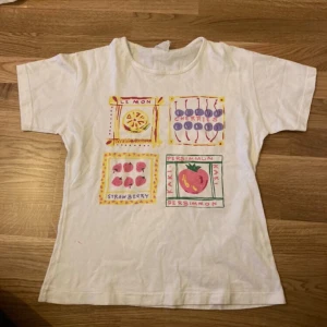 tshirt - baby tee/ tshirt i storlek S.  knapapst använd 🙏🏻