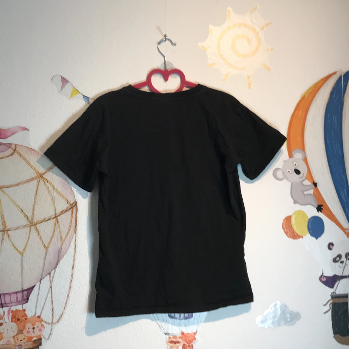 Svart t-shirt med lila sol - 90